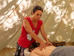 Camping Pas Cher vous présente avec son site Officiel campingpascher.fr, le Camping Maeva Respire Domaine De La Serre classé 4 étoiles, situé sur la commune de Aigues Vives dans le département Ariège (Midi Pyrénées) en France. Le camping Maeva Respire Domaine De La Serre, vous présente un hébergement de type tente en toile et bois pour 5 personnes. Le camping Maeva Respire Domaine De La Serre vous propose du lundi 06 avril au lundi 13 avril 2026, en promotion à -9% pour 7 nuits à 222,40 € au lieu de 246,0 € soit une Économie de 23,60 €. Cette location propose 85 dates différentes pour réserver votre séjour. Découvrez également les 14 autres gammes d'hébergements du camping. Les Avis clients pour le Camping Maeva Respire Domaine De La Serre sont excellents avec une note moyenne de 9 sur 10. Lac, Piscine extérieure, Animation ados, Animation enfants, Animations familiales, Club enfants, Aire de jeux enfants, Baby-foot, Canoë-kayak, Centre équestre, Cyclisme, Flipper, Ping-pong, Piscine, Pédalo, Pétanque, Randonnée, Salle de jeux vidéo, Sports nautiques, Terrain de badminton, Terrain de basketball, Terrain multisports, Trampoline, Voile, Bar, Boulangerie, Bureau de tabac, Dépôt de pain, Plats à emporter, Restaurant, Snack/Bar, Station-service, Supermarché,... En savoir plus : cliquez-ICI.