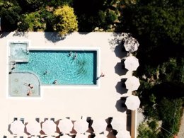 Camping Pas Cher vous présente avec son site Officiel campingpascher.fr, le Camping Maeva Respire Domaine De La Serre classé 4 étoiles, situé sur la commune de Aigues Vives dans le département Ariège (Midi Pyrénées) en France. Le camping Maeva Respire Domaine De La Serre, vous présente un hébergement de type lodge de 30 m² pour 4 personnes. Le camping Maeva Respire Domaine De La Serre vous propose du lundi 25 mai au lundi 01 juin 2026, en promotion à -9% pour 7 nuits à 240,40 € au lieu de 266,0 € soit une Économie de 25,60 €. Cette location propose 66 dates différentes pour réserver votre séjour. Découvrez également les 14 autres gammes d'hébergements du camping. Les Avis clients pour le Camping Maeva Respire Domaine De La Serre sont excellents avec une note moyenne de 9 sur 10. Lac, Piscine extérieure, Animation ados, Animation enfants, Animations familiales, Club enfants, Aire de jeux enfants, Baby-foot, Canoë-kayak, Centre équestre, Cyclisme, Flipper, Ping-pong, Piscine, Pédalo, Pétanque, Randonnée, Salle de jeux vidéo, Sports nautiques, Terrain de badminton, Terrain de basketball, Terrain multisports, Trampoline, Voile, Bar, Boulangerie, Bureau de tabac, Dépôt de pain, Plats à emporter, Restaurant, Snack/Bar, Station-service, Supermarché,... En savoir plus : cliquez-ICI.