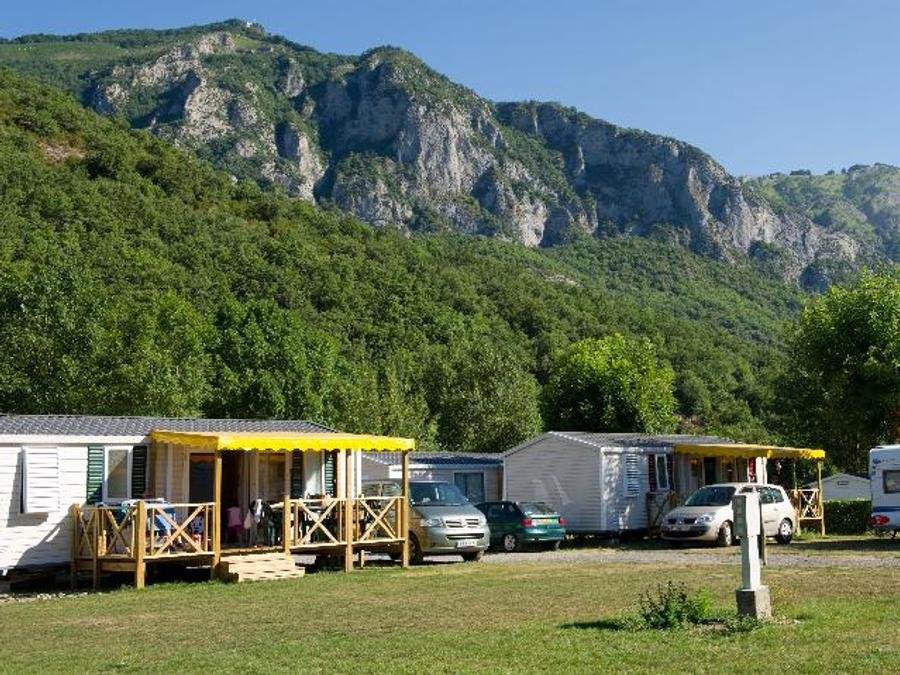 Camping Pas Cher vous présente avec son site Officiel campingpascher.fr, le Camping De La Châtaigneraie classé 3 étoiles, situé sur la commune de Agos Vidalos dans le département Hautes-pyrénées (Midi Pyrénées) en France. Le camping De La Châtaigneraie, vous présente un hébergement de type mobil-home et télévision. Le camping De La Châtaigneraie vous propose du jeudi 24 septembre au jeudi 01 octobre 2026 pour 7 nuits à 518.4€. Cette location propose 16 dates différentes pour réserver votre séjour. Découvrez également les 10 autres gammes d'hébergements du camping. Les Avis clients pour le Camping De La Châtaigneraie sont de 6 sur 10. Piscine chauffée, Piscine extérieure, Aire de jeux enfants, Baby-foot, Trampoline,... En savoir plus : cliquez-ICI.