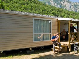 Camping Pas Cher vous présente avec son site Officiel campingpascher.fr, le Camping De La Châtaigneraie classé 3 étoiles, situé sur la commune de Agos Vidalos dans le département Hautes-pyrénées (Midi Pyrénées) en France. Le camping De La Châtaigneraie, vous présente un hébergement de type studio pour 1 personne et télévision. Le camping De La Châtaigneraie vous propose du dimanche 31 mai au dimanche 07 juin 2026 pour 7 nuits à 321.6€. Cette location propose 102 dates différentes pour réserver votre séjour. Découvrez également les 6 autres gammes d'hébergements du camping. Les Avis clients pour le Camping De La Châtaigneraie sont de 6 sur 10. Piscine chauffée, Piscine extérieure, Aire de jeux enfants, Baby-foot, Trampoline,... En savoir plus : cliquez-ICI.