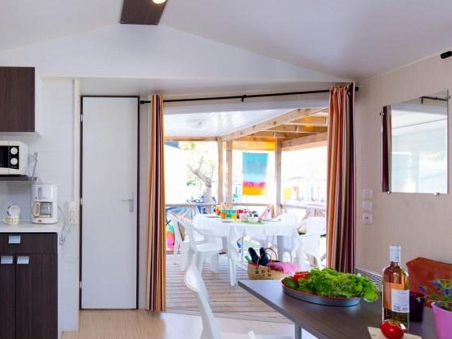 Camping Pas Cher vous présente avec son site Officiel campingpascher.fr, le Camping International classé 4 étoiles, situé sur la commune de Hyères dans le département Var (Provence Alpes Côte D'azur) en France. Le camping International, vous présente un hébergement de type mobil-home de 32 m². Le camping International vous propose du sam. 04 juillet au sam. 11 juillet 2026, en promotion à -9% pour 7 nuits à 887,40 € au lieu de 984,0 € soit une Économie de 96,60 €. Cette location propose 120 dates différentes pour réserver votre séjour. Découvrez également les 15 autres gammes d'hébergements du camping. Les Avis clients pour le Camping International sont excellents avec une note moyenne de 8 sur 10. Mer, Piscine extérieure, Animations familiales, Aire de jeux enfants, Ping-pong, Plongée, Dépôt de pain, Restaurant, Snack/Bar, Épicerie,... En savoir plus : cliquez-ICI.