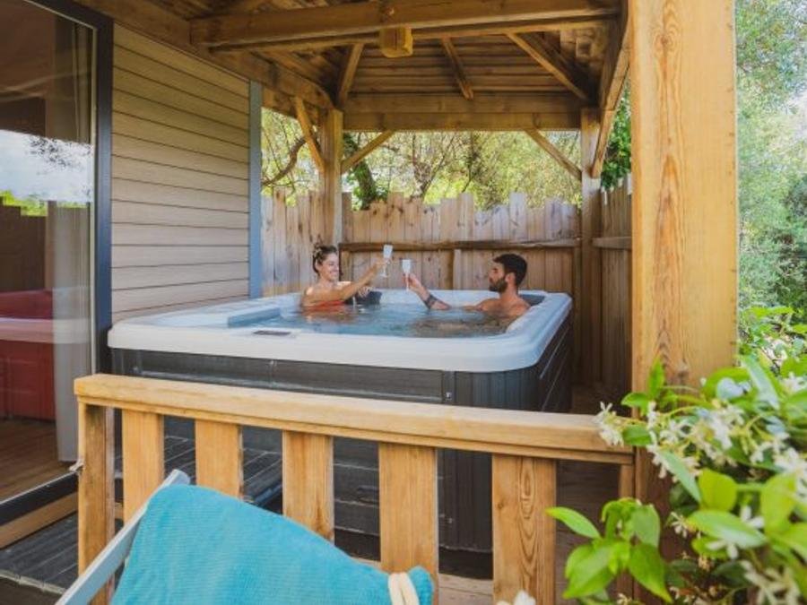 Camping Pas Cher vous présente avec son site Officiel campingpascher.fr, le Camping International classé 4 étoiles, situé sur la commune de Hyères dans le département Var (Provence Alpes Côte D'azur) en France. Le camping International, vous présente un hébergement de type mobil-home de 52 m² avec climatisation. Le camping International vous propose du dimanche 01 novembre au dimanche 08 novembre 2026 pour 7 nuits à 726€. Cette location propose 106 dates différentes pour réserver votre séjour. Découvrez également les 16 autres gammes d'hébergements du camping. Les Avis clients pour le Camping International sont excellents avec une note moyenne de 8 sur 10. Mer, Piscine extérieure, Animations familiales, Aire de jeux enfants, Ping-pong, Plongée, Dépôt de pain, Restaurant, Snack/Bar, Épicerie,... En savoir plus : cliquez-ICI.