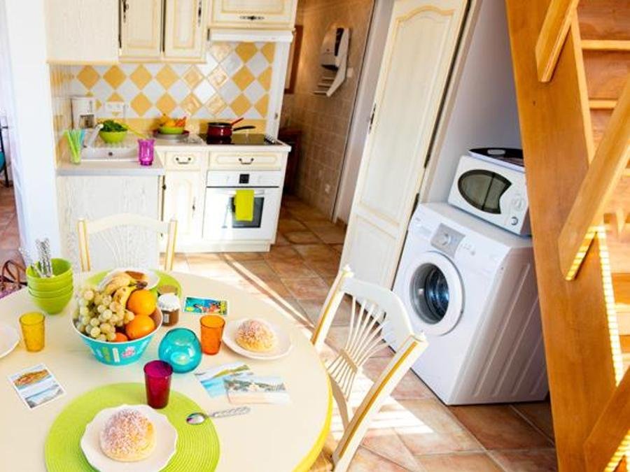 Camping Pas Cher vous présente avec son site Officiel campingpascher.fr, le Camping International classé 4 étoiles, situé sur la commune de Hyères dans le département Var (Provence Alpes Côte D'azur) en France. Le camping International, vous présente un hébergement de type appartement de 45 m² avec climatisation et télévision. Le camping International vous propose du dimanche 01 novembre au dimanche 08 novembre 2026 pour 7 nuits à 474€. Cette location propose 115 dates différentes pour réserver votre séjour. Découvrez également les 16 autres gammes d'hébergements du camping. Les Avis clients pour le Camping International sont excellents avec une note moyenne de 8 sur 10. Mer, Piscine extérieure, Animations familiales, Aire de jeux enfants, Ping-pong, Plongée, Dépôt de pain, Restaurant, Snack/Bar, Épicerie,... En savoir plus : cliquez-ICI.
