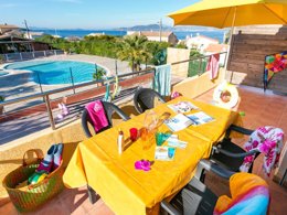 Camping Pas Cher vous présente avec son site Officiel campingpascher.fr, le Camping International classé 4 étoiles, situé sur la commune de Giens dans le département Var (Provence Alpes Côte D'azur) en France. Le camping International vous propose un hébergement de type villa de 130 m² avec climatisation (télévision). L'établissement vous propose 18 autres types d'hébergements. Découvrez tous nos séjours à petits prix dans la commune et aux alentours de Giens du département : Var (Provence Alpes Côte D'azur). Les Avis clients pour le Camping International sont excellents avec une note moyenne de 8 sur 10. Mer, Piscine extérieure, Animations familiales, Aire de jeux enfants, Ping-pong, Plongée, Dépôt de pain, Restaurant, Snack/Bar, Épicerie,... En savoir plus : cliquez-ICI.