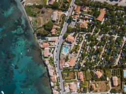 Camping Pas Cher vous présente avec son site Officiel campingpascher.fr, le Camping International classé 4 étoiles, situé sur la commune de Giens dans le département Var (Provence Alpes Côte D'azur) en France. Le camping International, vous présente un hébergement de type villa de 130 m² avec climatisation et télévision. Le camping International vous propose du jeudi 01 janvier au jeudi 08 janvier 2026 pour 7 nuits à 1278€. Cette location propose 126 dates différentes pour réserver votre séjour. Découvrez également les 18 autres gammes d'hébergements du camping. Les Avis clients pour le Camping International sont excellents avec une note moyenne de 8 sur 10. Mer, Piscine extérieure, Animations familiales, Aire de jeux enfants, Ping-pong, Plongée, Dépôt de pain, Restaurant, Snack/Bar, Épicerie,... En savoir plus : cliquez-ICI.