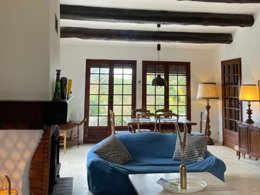 Camping Pas Cher vous présente avec son site Officiel campingpascher.fr, le Camping International classé 4 étoiles, situé sur la commune de Giens dans le département Var (Provence Alpes Côte D'azur) en France. Le camping International, vous présente un hébergement de type villa de 130 m² avec climatisation et télévision. Le camping International vous propose du jeudi 01 janvier au jeudi 08 janvier 2026 pour 7 nuits à 1278€. Cette location propose 126 dates différentes pour réserver votre séjour. Découvrez également les 18 autres gammes d'hébergements du camping. Les Avis clients pour le Camping International sont excellents avec une note moyenne de 8 sur 10. Mer, Piscine extérieure, Animations familiales, Aire de jeux enfants, Ping-pong, Plongée, Dépôt de pain, Restaurant, Snack/Bar, Épicerie,... En savoir plus : cliquez-ICI.