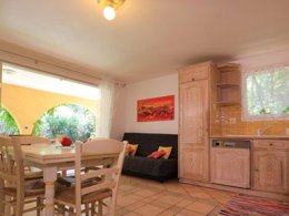 Camping Pas Cher vous présente avec son site Officiel campingpascher.fr, le Camping International classé 4 étoiles, situé sur la commune de Giens dans le département Var (Provence Alpes Côte D'azur) en France. Le camping International, vous présente un hébergement de type appartement de 40 m² avec climatisation et télévision. Le camping International vous propose du jeudi 01 janvier au jeudi 08 janvier 2026 pour 7 nuits à 460€. Cette location propose 198 dates différentes pour réserver votre séjour. Découvrez également les 18 autres gammes d'hébergements du camping. Les Avis clients pour le Camping International sont excellents avec une note moyenne de 8 sur 10. Mer, Piscine extérieure, Animations familiales, Aire de jeux enfants, Ping-pong, Plongée, Dépôt de pain, Restaurant, Snack/Bar, Épicerie,... En savoir plus : cliquez-ICI.