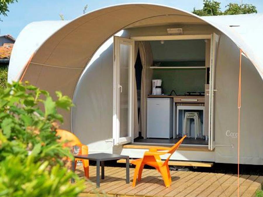 Camping Pas Cher vous présente avec son site Officiel campingpascher.fr, le Camping Domaine Du Château-Epinal classé 2 étoiles, situé sur la commune de Epinal dans le département Vosges (Lorraine) en France. Le camping Domaine Du Château-Epinal, vous présente un hébergement de type hébergement insolite de 11 m². Le camping Domaine Du Château-Epinal vous propose du jeudi 01 octobre au jeudi 08 octobre 2026 pour 7 nuits à 327.5€. Cette location propose 90 dates différentes pour réserver votre séjour. Découvrez également les 11 autres gammes d'hébergements du camping. Les Avis clients pour le Camping Domaine Du Château-Epinal sont excellents avec une note moyenne de 8 sur 10. Piscine extérieure, Aire de jeux enfants, Pétanque, Randonnée, Bar, Dépôt de pain, Restaurant,... En savoir plus : cliquez-ICI.