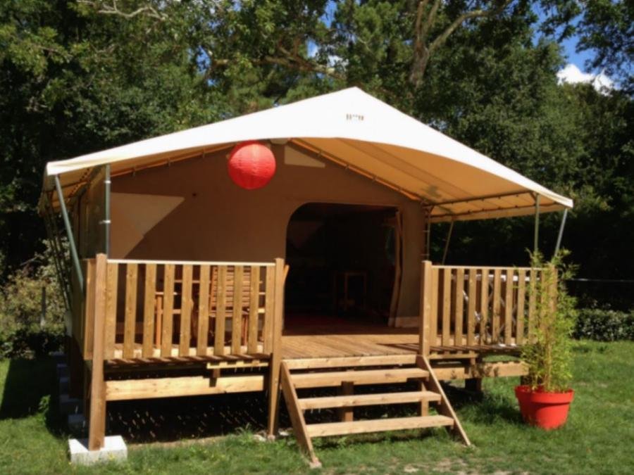 Camping Pas Cher vous présente avec son site Officiel campingpascher.fr, le Camping Paradis Ombre Des Tilleuls classé 4 étoiles, situé sur la commune de Peyrouse dans le département Hautes-pyrénées (Midi Pyrénées) en France. Le camping Paradis Ombre Des Tilleuls vous propose un hébergement de type tente en toile et bois de 20 m² pour 5 personnes. L'établissement vous propose 11 autres types d'hébergements. Découvrez tous nos séjours à petits prix dans la commune et aux alentours de Peyrouse du département : Hautes-pyrénées (Midi Pyrénées). Les Avis clients pour le Camping Paradis Ombre Des Tilleuls sont excellents avec une note moyenne de 8 sur 10. Piscine couverte, Piscine extérieure, Animation enfants, Animations familiales, Club ados, Club enfants, Aire de jeux enfants, Canoë-kayak, Canyoning, Centre équestre, Court de tennis, Paddle, Parcours sportif, Ping-pong, Pétanque, Rafting, Randonnée, Structure gonflable enfants, Terrain de football, Terrain multisports, Bar, Dépôt de pain, Pizzeria, Plats à emporter, Restaurant, Snack/Bar, Supermarché, Épicerie,... En savoir plus : cliquez-ICI.