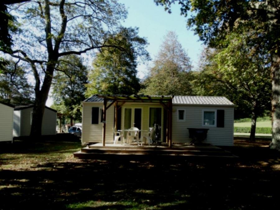 Camping Pas Cher vous présente avec son site Officiel campingpascher.fr, le Camping Paradis Ombre Des Tilleuls classé 4 étoiles, situé sur la commune de Peyrouse dans le département Hautes-pyrénées (Midi Pyrénées) en France. Le camping Paradis Ombre Des Tilleuls vous propose un hébergement de type mobil-home de 34 m² pour 6 personnes avec climatisation. L'établissement vous propose 11 autres types d'hébergements. Découvrez tous nos séjours à petits prix dans la commune et aux alentours de Peyrouse du département : Hautes-pyrénées (Midi Pyrénées). Les Avis clients pour le Camping Paradis Ombre Des Tilleuls sont excellents avec une note moyenne de 8 sur 10. Piscine couverte, Piscine extérieure, Animation enfants, Animations familiales, Club ados, Club enfants, Aire de jeux enfants, Canoë-kayak, Canyoning, Centre équestre, Court de tennis, Paddle, Parcours sportif, Ping-pong, Pétanque, Rafting, Randonnée, Structure gonflable enfants, Terrain de football, Terrain multisports, Bar, Dépôt de pain, Pizzeria, Plats à emporter, Restaurant, Snack/Bar, Supermarché, Épicerie,... En savoir plus : cliquez-ICI.
