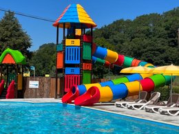 Camping Pas Cher vous présente avec son site Officiel campingpascher.fr, le Camping Paradis Ombre Des Tilleuls classé 4 étoiles, situé sur la commune de Peyrouse dans le département Hautes-pyrénées (Midi Pyrénées) en France. Le camping Paradis Ombre Des Tilleuls vous propose un hébergement de type mobil-home de 30 m² pour 6 personnes. L'établissement vous propose 11 autres types d'hébergements. Découvrez tous nos séjours à petits prix dans la commune et aux alentours de Peyrouse du département : Hautes-pyrénées (Midi Pyrénées). Les Avis clients pour le Camping Paradis Ombre Des Tilleuls sont excellents avec une note moyenne de 8 sur 10. Piscine couverte, Piscine extérieure, Animation enfants, Animations familiales, Club ados, Club enfants, Aire de jeux enfants, Canoë-kayak, Canyoning, Centre équestre, Court de tennis, Paddle, Parcours sportif, Ping-pong, Pétanque, Rafting, Randonnée, Structure gonflable enfants, Terrain de football, Terrain multisports, Bar, Dépôt de pain, Pizzeria, Plats à emporter, Restaurant, Snack/Bar, Supermarché, Épicerie,... En savoir plus : cliquez-ICI.