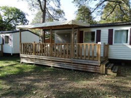 Camping Pas Cher vous présente avec son site Officiel campingpascher.fr, le Camping Paradis Ombre Des Tilleuls classé 4 étoiles, situé sur la commune de Peyrouse dans le département Hautes-pyrénées (Midi Pyrénées) en France. Le camping Paradis Ombre Des Tilleuls, vous présente un hébergement de type mobil-home de 32 m² pour 4 personnes. Le camping Paradis Ombre Des Tilleuls vous propose du sam. 04 avril au sam. 11 avril 2026 pour 7 nuits à 220€. Cette location propose 22 dates différentes pour réserver votre séjour. Découvrez également les 11 autres gammes d'hébergements du camping. Les Avis clients pour le Camping Paradis Ombre Des Tilleuls sont excellents avec une note moyenne de 8 sur 10. Piscine couverte, Piscine extérieure, Animation enfants, Animations familiales, Club ados, Club enfants, Aire de jeux enfants, Canoë-kayak, Canyoning, Centre équestre, Court de tennis, Paddle, Parcours sportif, Ping-pong, Pétanque, Rafting, Randonnée, Structure gonflable enfants, Terrain de football, Terrain multisports, Bar, Dépôt de pain, Pizzeria, Plats à emporter, Restaurant, Snack/Bar, Supermarché, Épicerie,... En savoir plus : cliquez-ICI.