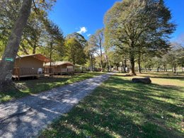 Camping Pas Cher vous présente avec son site Officiel campingpascher.fr, le Camping Paradis Ombre Des Tilleuls classé 4 étoiles, situé sur la commune de Peyrouse dans le département Hautes-pyrénées (Midi Pyrénées) en France. Le camping Paradis Ombre Des Tilleuls, vous présente un hébergement de type mobil-home de 32 m² pour 4 personnes. Le camping Paradis Ombre Des Tilleuls vous propose du sam. 04 avril au sam. 11 avril 2026 pour 7 nuits à 220€. Cette location propose 22 dates différentes pour réserver votre séjour. Découvrez également les 11 autres gammes d'hébergements du camping. Les Avis clients pour le Camping Paradis Ombre Des Tilleuls sont excellents avec une note moyenne de 8 sur 10. Piscine couverte, Piscine extérieure, Animation enfants, Animations familiales, Club ados, Club enfants, Aire de jeux enfants, Canoë-kayak, Canyoning, Centre équestre, Court de tennis, Paddle, Parcours sportif, Ping-pong, Pétanque, Rafting, Randonnée, Structure gonflable enfants, Terrain de football, Terrain multisports, Bar, Dépôt de pain, Pizzeria, Plats à emporter, Restaurant, Snack/Bar, Supermarché, Épicerie,... En savoir plus : cliquez-ICI.