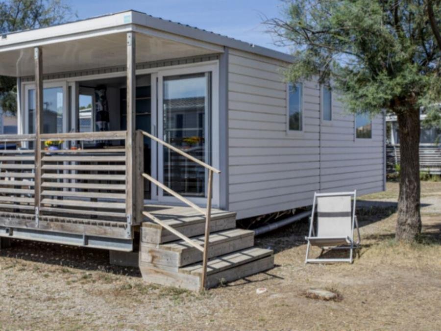 Camping Pas Cher vous présente avec son site Officiel campingpascher.fr, le Camping Bel Air Villages - Barberousse classé 3 étoiles, situé sur la commune de Gruissan dans le département Aude (Languedoc Roussillon) en France. Le camping Bel Air Villages - Barberousse, vous présente un hébergement de type mobil-home de 25 m² pour 4 personnes avec climatisation et télévision. Le camping Bel Air Villages - Barberousse vous propose du sam. 27 juin au sam. 04 juillet 2026 pour 7 nuits à 229€. Cette location propose 8 dates différentes pour réserver votre séjour. Découvrez également les 3 autres gammes d'hébergements du camping. Les Avis clients pour le Camping Bel Air Villages - Barberousse sont excellents avec une note moyenne de 8 sur 10. MerÉtang, Animations familiales, Club enfants, Aire de jeux enfants, Centre équestre, Court de tennis, Cyclisme, Jet-ski, Paddle, Planche à voile, Pétanque, Randonnée, Structure gonflable enfants, Surf, Terrain de volley-ball, Terrain multisports, kiteSurf, Bar, Dépôt de pain, Plats à emporter, Restaurant, Snack/Bar,... En savoir plus : cliquez-ICI.