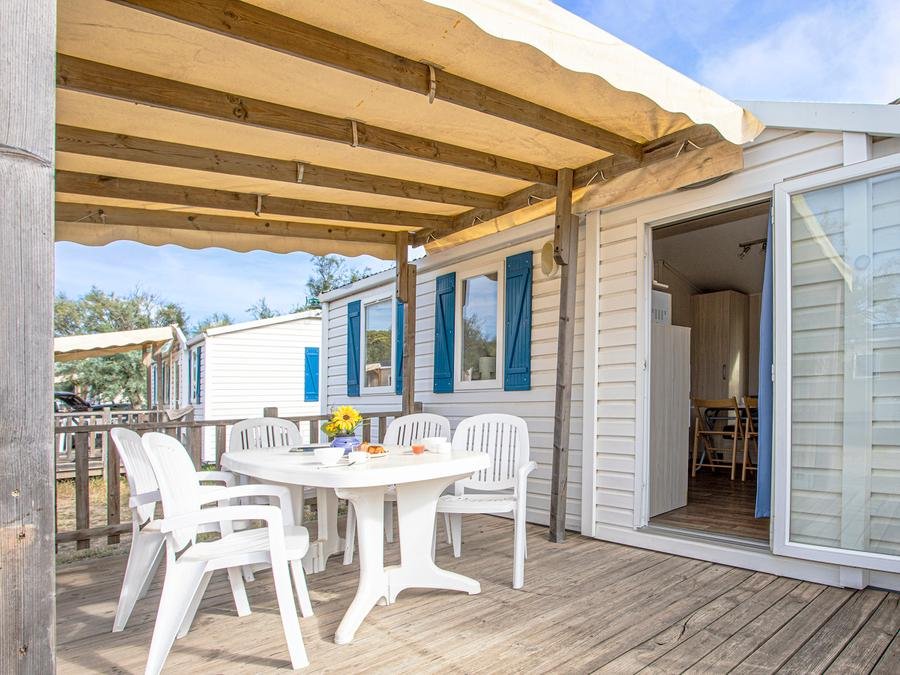 Camping Pas Cher vous présente avec son site Officiel campingpascher.fr, le Camping Bel Air Villages - Barberousse classé 3 étoiles, situé sur la commune de Gruissan dans le département Aude (Languedoc Roussillon) en France. Le camping Bel Air Villages - Barberousse vous propose un hébergement de type mobil-home de 32 m² pour 6 personnes avec climatisation (télévision). L'établissement vous propose 6 autres types d'hébergements. Découvrez tous nos séjours à petits prix dans la commune et aux alentours de Gruissan du département : Aude (Languedoc Roussillon). Les Avis clients pour le Camping Bel Air Villages - Barberousse sont excellents avec une note moyenne de 8 sur 10. MerÉtang, Animations familiales, Club enfants, Aire de jeux enfants, Centre équestre, Court de tennis, Cyclisme, Jet-ski, Paddle, Planche à voile, Pétanque, Randonnée, Structure gonflable enfants, Surf, Terrain de volley-ball, Terrain multisports, kiteSurf, Bar, Dépôt de pain, Plats à emporter, Restaurant, Snack/Bar,... En savoir plus : cliquez-ICI.