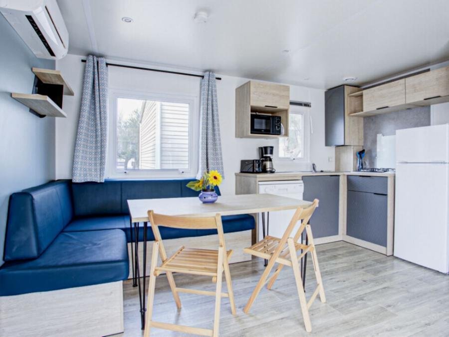 Camping Pas Cher vous présente avec son site Officiel campingpascher.fr, le Camping Bel Air Villages - Barberousse classé 3 étoiles, situé sur la commune de Gruissan dans le département Aude (Languedoc Roussillon) en France. Le camping Bel Air Villages - Barberousse vous propose un hébergement de type mobil-home de 40 m² pour 8 personnes avec climatisation (télévision). L'établissement vous propose 6 autres types d'hébergements. Découvrez tous nos séjours à petits prix dans la commune et aux alentours de Gruissan du département : Aude (Languedoc Roussillon). Les Avis clients pour le Camping Bel Air Villages - Barberousse sont excellents avec une note moyenne de 8 sur 10. MerÉtang, Animations familiales, Club enfants, Aire de jeux enfants, Centre équestre, Court de tennis, Cyclisme, Jet-ski, Paddle, Planche à voile, Pétanque, Randonnée, Structure gonflable enfants, Surf, Terrain de volley-ball, Terrain multisports, kiteSurf, Bar, Dépôt de pain, Plats à emporter, Restaurant, Snack/Bar,... En savoir plus : cliquez-ICI.