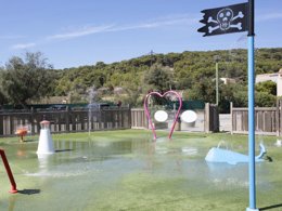 Camping Pas Cher vous présente avec son site Officiel campingpascher.fr, le Camping Bel Air Villages - Barberousse classé 3 étoiles, situé sur la commune de Gruissan dans le département Aude (Languedoc Roussillon) en France. Le camping Bel Air Villages - Barberousse vous propose un hébergement de type mobil-home de 32 m² pour 6 personnes avec climatisation (télévision). L'établissement vous propose 6 autres types d'hébergements. Découvrez tous nos séjours à petits prix dans la commune et aux alentours de Gruissan du département : Aude (Languedoc Roussillon). Les Avis clients pour le Camping Bel Air Villages - Barberousse sont excellents avec une note moyenne de 8 sur 10. MerÉtang, Animations familiales, Club enfants, Aire de jeux enfants, Centre équestre, Court de tennis, Cyclisme, Jet-ski, Paddle, Planche à voile, Pétanque, Randonnée, Structure gonflable enfants, Surf, Terrain de volley-ball, Terrain multisports, kiteSurf, Bar, Dépôt de pain, Plats à emporter, Restaurant, Snack/Bar,... En savoir plus : cliquez-ICI.