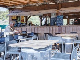 Camping Pas Cher vous présente avec son site Officiel campingpascher.fr, le Camping Paradis - Barberousse classé 3 étoiles, situé sur la commune de Gruissan dans le département Aude (Languedoc Roussillon) en France. Le camping Paradis - Barberousse, vous présente un hébergement de type mobil-home de 25 m² pour 4 personnes avec climatisation et télévision. Le camping Paradis - Barberousse vous propose du sam. 30 mai au sam. 06 juin 2026, en promotion à -15% pour 7 nuits à 189 € au lieu de 224,0 € soit une Économie de 35 €. Cette location propose 117 dates différentes pour réserver votre séjour. Découvrez également les 3 autres gammes d'hébergements du camping. Les Avis clients pour le Camping Paradis - Barberousse sont excellents avec une note moyenne de 8 sur 10. MerÉtang, Animations familiales, Club enfants, Aire de jeux enfants, Centre équestre, Court de tennis, Cyclisme, Jet-ski, Paddle, Planche à voile, Pétanque, Randonnée, Structure gonflable enfants, Surf, Terrain de volley-ball, Terrain multisports, kiteSurf, Bar, Dépôt de pain, Plats à emporter, Restaurant, Snack/Bar,... En savoir plus : cliquez-ICI.