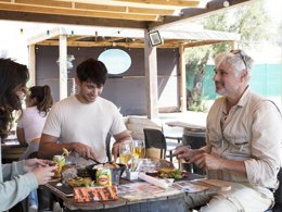 Camping Pas Cher vous présente avec son site Officiel campingpascher.fr, le Camping Paradis - Barberousse classé 3 étoiles, situé sur la commune de Gruissan dans le département Aude (Languedoc Roussillon) en France. Le camping Paradis - Barberousse vous propose un hébergement de type mobil-home de 32 m² pour 6 personnes avec climatisation (télévision). L'établissement vous propose 3 autres types d'hébergements. Découvrez tous nos séjours à petits prix dans la commune et aux alentours de Gruissan du département : Aude (Languedoc Roussillon). Les Avis clients pour le Camping Paradis - Barberousse sont excellents avec une note moyenne de 8 sur 10. MerÉtang, Animations familiales, Club enfants, Aire de jeux enfants, Centre équestre, Court de tennis, Cyclisme, Jet-ski, Paddle, Planche à voile, Pétanque, Randonnée, Structure gonflable enfants, Surf, Terrain de volley-ball, Terrain multisports, kiteSurf, Bar, Dépôt de pain, Plats à emporter, Restaurant, Snack/Bar,... En savoir plus : cliquez-ICI.