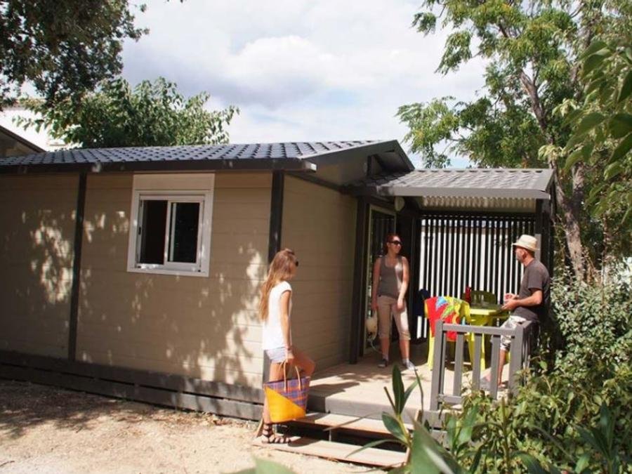 Camping Pas Cher vous présente avec son site Officiel campingpascher.fr, le Camping Parc Des Fontanettes classé 4 étoiles, situé sur la commune de La Seyne Sur Mer dans le département Var (Provence Alpes Côte D'azur) en France. Le camping Parc Des Fontanettes vous propose un hébergement de type chalet de 26 m² pour 2 personnes avec climatisation. L'établissement vous propose 6 autres types d'hébergements. Découvrez tous nos séjours à petits prix dans la commune et aux alentours de La Seyne Sur Mer du département : Var (Provence Alpes Côte D'azur). Les Avis clients pour le Camping Parc Des Fontanettes sont excellents avec une note moyenne de 8 sur 10. Piscine extérieure, Animations familiales, Cyclisme, Ping-pong, Pétanque, Randonnée, Bar, Boulangerie, Bureau de tabac, Snack/Bar, Station-service,... En savoir plus : cliquez-ICI.