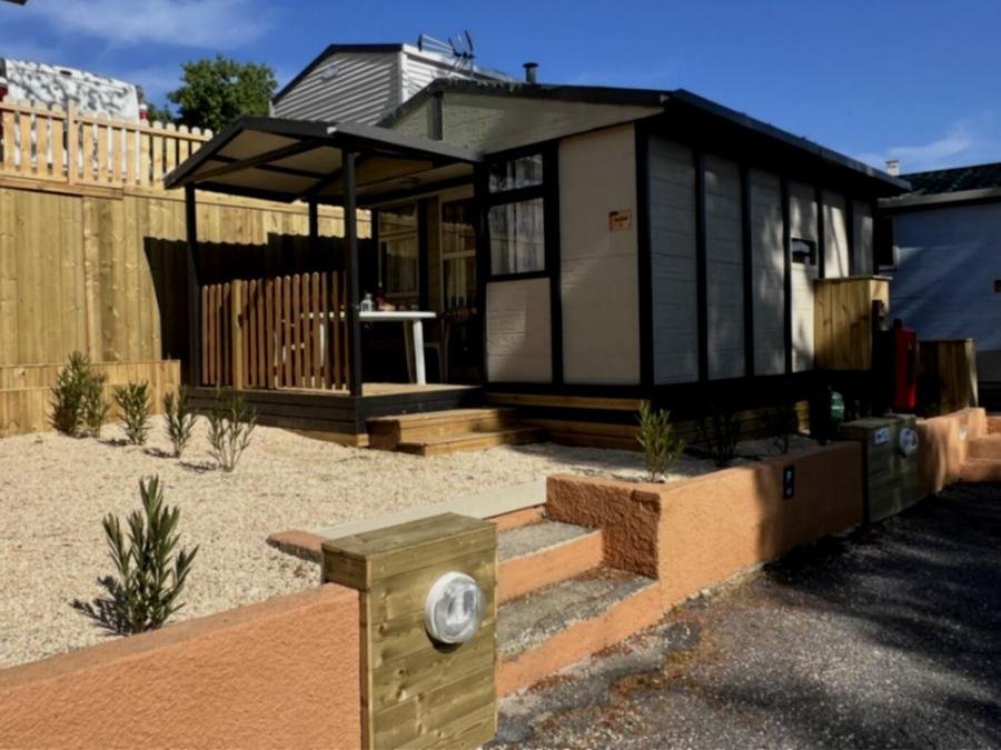 Camping Pas Cher vous présente avec son site Officiel campingpascher.fr, le Camping Parc Des Fontanettes classé 4 étoiles, situé sur la commune de La Seyne Sur Mer dans le département Var (Provence Alpes Côte D'azur) en France. Le camping Parc Des Fontanettes vous propose un hébergement de type chalet de 22 m² pour 2 personnes avec climatisation. L'établissement vous propose 9 autres types d'hébergements. Découvrez tous nos séjours à petits prix dans la commune et aux alentours de La Seyne Sur Mer du département : Var (Provence Alpes Côte D'azur). Les Avis clients pour le Camping Parc Des Fontanettes sont excellents avec une note moyenne de 8 sur 10. Piscine extérieure, Animations familiales, Cyclisme, Ping-pong, Pétanque, Randonnée, Bar, Boulangerie, Bureau de tabac, Snack/Bar, Station-service,... En savoir plus : cliquez-ICI.