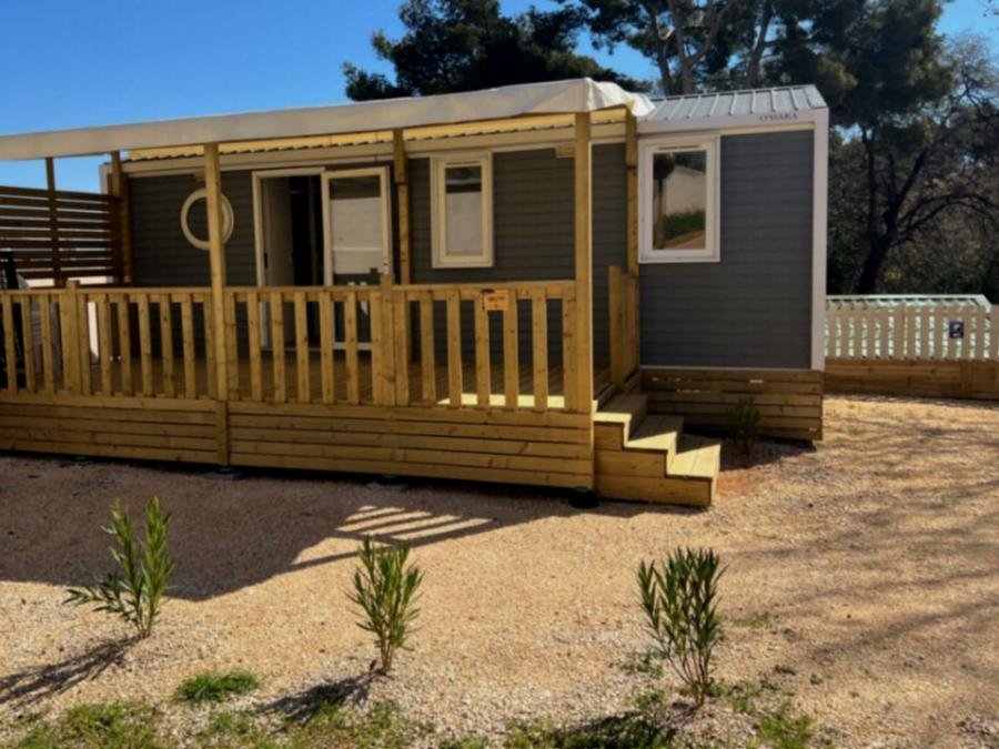 Camping Pas Cher vous présente avec son site Officiel campingpascher.fr, le Camping Parc Des Fontanettes classé 4 étoiles, situé sur la commune de La Seyne Sur Mer dans le département Var (Provence Alpes Côte D'azur) en France. Le camping Parc Des Fontanettes vous propose un hébergement de type mobil-home de 32 m². L'établissement vous propose 6 autres types d'hébergements. Découvrez tous nos séjours à petits prix dans la commune et aux alentours de La Seyne Sur Mer du département : Var (Provence Alpes Côte D'azur). Les Avis clients pour le Camping Parc Des Fontanettes sont excellents avec une note moyenne de 8 sur 10. Piscine extérieure, Animations familiales, Cyclisme, Ping-pong, Pétanque, Randonnée, Bar, Boulangerie, Bureau de tabac, Snack/Bar, Station-service,... En savoir plus : cliquez-ICI.