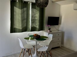 Camping Pas Cher vous présente avec son site Officiel campingpascher.fr, le Camping Parc Des Fontanettes classé 4 étoiles, situé sur la commune de La Seyne Sur Mer dans le département Var (Provence Alpes Côte D'azur) en France. Le camping Parc Des Fontanettes, vous présente un hébergement de type chalet de 26 m² avec climatisation. Le camping Parc Des Fontanettes vous propose du sam. 14 février au sam. 21 février 2026 pour 7 nuits à 343€. Cette location propose 79 dates différentes pour réserver votre séjour. Découvrez également les 9 autres gammes d'hébergements du camping. Les Avis clients pour le Camping Parc Des Fontanettes sont excellents avec une note moyenne de 8 sur 10. Piscine extérieure, Animations familiales, Cyclisme, Ping-pong, Pétanque, Randonnée, Bar, Boulangerie, Bureau de tabac, Snack/Bar, Station-service,... En savoir plus : cliquez-ICI.