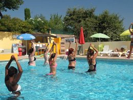 Camping Pas Cher vous présente avec son site Officiel campingpascher.fr, le Camping Parc Des Fontanettes classé 4 étoiles, situé sur la commune de La Seyne Sur Mer dans le département Var (Provence Alpes Côte D'azur) en France. Le camping Parc Des Fontanettes, vous présente un hébergement de type chalet de 22 m² pour 2 personnes avec climatisation. Le camping Parc Des Fontanettes vous propose du vendredi 19 décembre au vendredi 26 décembre 2025 pour 7 nuits à 357€. Cette location propose 7 dates différentes pour réserver votre séjour. Découvrez également les 9 autres gammes d'hébergements du camping. Les Avis clients pour le Camping Parc Des Fontanettes sont excellents avec une note moyenne de 8 sur 10. Piscine extérieure, Animations familiales, Cyclisme, Ping-pong, Pétanque, Randonnée, Bar, Boulangerie, Bureau de tabac, Snack/Bar, Station-service,... En savoir plus : cliquez-ICI.