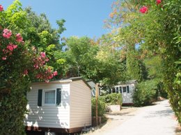 Camping Pas Cher vous présente avec son site Officiel campingpascher.fr, le Camping Parc Des Fontanettes classé 4 étoiles, situé sur la commune de La Seyne Sur Mer dans le département Var (Provence Alpes Côte D'azur) en France. Le camping Parc Des Fontanettes, vous présente un hébergement de type chalet de 26 m² avec climatisation. Le camping Parc Des Fontanettes vous propose du sam. 14 février au sam. 21 février 2026 pour 7 nuits à 343€. Cette location propose 79 dates différentes pour réserver votre séjour. Découvrez également les 9 autres gammes d'hébergements du camping. Les Avis clients pour le Camping Parc Des Fontanettes sont excellents avec une note moyenne de 8 sur 10. Piscine extérieure, Animations familiales, Cyclisme, Ping-pong, Pétanque, Randonnée, Bar, Boulangerie, Bureau de tabac, Snack/Bar, Station-service,... En savoir plus : cliquez-ICI.