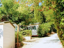 Camping Pas Cher vous présente avec son site Officiel campingpascher.fr, le Camping Parc Des Fontanettes classé 4 étoiles, situé sur la commune de La Seyne Sur Mer dans le département Var (Provence Alpes Côte D'azur) en France. Le camping Parc Des Fontanettes, vous présente un hébergement de type mobil-home de 22 m² avec climatisation et télévision. Le camping Parc Des Fontanettes vous propose du dimanche 04 janvier au dimanche 11 janvier 2026 pour 7 nuits à 329€. Cette location propose 302 dates différentes pour réserver votre séjour. Découvrez également les 9 autres gammes d'hébergements du camping. Les Avis clients pour le Camping Parc Des Fontanettes sont excellents avec une note moyenne de 8 sur 10. Piscine extérieure, Animations familiales, Cyclisme, Ping-pong, Pétanque, Randonnée, Bar, Boulangerie, Bureau de tabac, Snack/Bar, Station-service,... En savoir plus : cliquez-ICI.