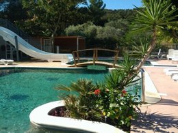 Camping Pas Cher vous présente avec son site Officiel campingpascher.fr, le Camping Lou Cabasson classé 3 étoiles, situé sur la commune de Bormes Les Mimosas dans le département Var (Provence Alpes Côte D'azur) en France. Le camping Lou Cabasson, vous présente un hébergement de type mobil-home de 20 m². Le camping Lou Cabasson vous propose du sam. 25 avril au sam. 02 mai 2026 pour 7 nuits à 420€. Cette location propose 145 dates différentes pour réserver votre séjour. Découvrez également les 16 autres gammes d'hébergements du camping. Les Avis clients pour le Camping Lou Cabasson sont excellents avec une note moyenne de 8 sur 10. Piscine extérieure, Animations familiales, Aire de jeux enfants, Ping-pong, Randonnée, Dépôt de pain, Pizzeria, Restaurant,... En savoir plus : cliquez-ICI.