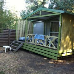 Camping Pas Cher vous présente avec son site Officiel campingpascher.fr, le Camping Lou Cabasson classé 3 étoiles, situé sur la commune de Bormes Les Mimosas dans le département Var (Provence Alpes Côte D'azur) en France. Le camping Lou Cabasson vous propose un hébergement de type chalet de 20 m². L'établissement vous propose 17 autres types d'hébergements. Découvrez tous nos séjours à petits prix dans la commune et aux alentours de Bormes Les Mimosas du département : Var (Provence Alpes Côte D'azur). Les Avis clients pour le Camping Lou Cabasson sont excellents avec une note moyenne de 8 sur 10. Piscine extérieure, Animations familiales, Aire de jeux enfants, Ping-pong, Randonnée, Dépôt de pain, Pizzeria, Restaurant,... En savoir plus : cliquez-ICI.