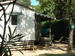 Camping Pas Cher vous présente avec son site Officiel campingpascher.fr, le Camping Lou Cabasson classé 3 étoiles, situé sur la commune de Bormes Les Mimosas dans le département Var (Provence Alpes Côte D'azur) en France. Le camping Lou Cabasson, vous présente un hébergement de type mobil-home de 28 m² pour 1 personne. Le camping Lou Cabasson vous propose du sam. 25 avril au sam. 02 mai 2026 pour 7 nuits à 480€. Cette location propose 145 dates différentes pour réserver votre séjour. Découvrez également les 16 autres gammes d'hébergements du camping. Les Avis clients pour le Camping Lou Cabasson sont excellents avec une note moyenne de 8 sur 10. Piscine extérieure, Animations familiales, Aire de jeux enfants, Ping-pong, Randonnée, Dépôt de pain, Pizzeria, Restaurant,... En savoir plus : cliquez-ICI.