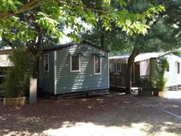 Camping Pas Cher vous présente avec son site Officiel campingpascher.fr, le Camping Lou Cabasson classé 3 étoiles, situé sur la commune de Bormes Les Mimosas dans le département Var (Provence Alpes Côte D'azur) en France. Le camping Lou Cabasson, vous présente un hébergement de type mobil-home de 20 m² avec climatisation. Le camping Lou Cabasson vous propose du sam. 25 avril au sam. 02 mai 2026 pour 7 nuits à 410€. Cette location propose 145 dates différentes pour réserver votre séjour. Découvrez également les 16 autres gammes d'hébergements du camping. Les Avis clients pour le Camping Lou Cabasson sont excellents avec une note moyenne de 8 sur 10. Piscine extérieure, Animations familiales, Aire de jeux enfants, Ping-pong, Randonnée, Dépôt de pain, Pizzeria, Restaurant,... En savoir plus : cliquez-ICI.