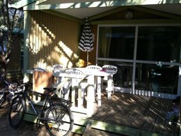 Camping Pas Cher vous présente avec son site Officiel campingpascher.fr, le Camping Lou Cabasson classé 3 étoiles, situé sur la commune de Bormes Les Mimosas dans le département Var (Provence Alpes Côte D'azur) en France. Le camping Lou Cabasson, vous présente un hébergement de type chalet de 25 m². Le camping Lou Cabasson vous propose du sam. 25 avril au sam. 02 mai 2026 pour 7 nuits à 450€. Cette location propose 145 dates différentes pour réserver votre séjour. Découvrez également les 16 autres gammes d'hébergements du camping. Les Avis clients pour le Camping Lou Cabasson sont excellents avec une note moyenne de 8 sur 10. Piscine extérieure, Animations familiales, Aire de jeux enfants, Ping-pong, Randonnée, Dépôt de pain, Pizzeria, Restaurant,... En savoir plus : cliquez-ICI.