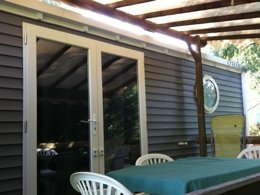 Camping Pas Cher vous présente avec son site Officiel campingpascher.fr, le Camping Lou Cabasson classé 3 étoiles, situé sur la commune de Bormes Les Mimosas dans le département Var (Provence Alpes Côte D'azur) en France. Le camping Lou Cabasson, vous présente un hébergement de type mobil-home de 25 m² pour 1 personne avec climatisation. Le camping Lou Cabasson vous propose du sam. 25 avril au sam. 02 mai 2026 pour 7 nuits à 620€. Cette location propose 135 dates différentes pour réserver votre séjour. Découvrez également les 16 autres gammes d'hébergements du camping. Les Avis clients pour le Camping Lou Cabasson sont excellents avec une note moyenne de 8 sur 10. Piscine extérieure, Animations familiales, Aire de jeux enfants, Ping-pong, Randonnée, Dépôt de pain, Pizzeria, Restaurant,... En savoir plus : cliquez-ICI.