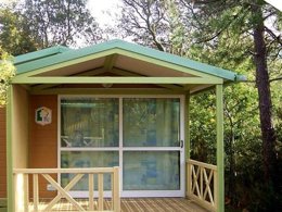 Camping Pas Cher vous présente avec son site Officiel campingpascher.fr, le Camping Lou Cabasson classé 3 étoiles, situé sur la commune de Bormes Les Mimosas dans le département Var (Provence Alpes Côte D'azur) en France. Le camping Lou Cabasson, vous présente un hébergement de type chalet de 16 m². Le camping Lou Cabasson vous propose du sam. 25 avril au sam. 02 mai 2026 pour 7 nuits à 340€. Cette location propose 145 dates différentes pour réserver votre séjour. Découvrez également les 16 autres gammes d'hébergements du camping. Les Avis clients pour le Camping Lou Cabasson sont excellents avec une note moyenne de 8 sur 10. Piscine extérieure, Animations familiales, Aire de jeux enfants, Ping-pong, Randonnée, Dépôt de pain, Pizzeria, Restaurant,... En savoir plus : cliquez-ICI.