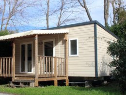 Camping Pas Cher vous présente avec son site Officiel campingpascher.fr, le Camping Lou Cabasson classé 3 étoiles, situé sur la commune de Bormes Les Mimosas dans le département Var (Provence Alpes Côte D'azur) en France. Le camping Lou Cabasson, vous présente un hébergement de type mobil-home de 24 m² pour 4 personnes avec climatisation. Le camping Lou Cabasson vous propose du sam. 25 avril au sam. 02 mai 2026 pour 7 nuits à 550€. Cette location propose 135 dates différentes pour réserver votre séjour. Découvrez également les 16 autres gammes d'hébergements du camping. Les Avis clients pour le Camping Lou Cabasson sont excellents avec une note moyenne de 8 sur 10. Piscine extérieure, Animations familiales, Aire de jeux enfants, Ping-pong, Randonnée, Dépôt de pain, Pizzeria, Restaurant,... En savoir plus : cliquez-ICI.