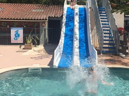 Camping Pas Cher vous présente avec son site Officiel campingpascher.fr, le Camping Lou Cabasson classé 3 étoiles, situé sur la commune de Bormes Les Mimosas dans le département Var (Provence Alpes Côte D'azur) en France. Le camping Lou Cabasson, vous présente un hébergement de type mobil-home de 20 m². Le camping Lou Cabasson vous propose du sam. 25 avril au sam. 02 mai 2026 pour 7 nuits à 390€. Cette location propose 145 dates différentes pour réserver votre séjour. Découvrez également les 16 autres gammes d'hébergements du camping. Les Avis clients pour le Camping Lou Cabasson sont excellents avec une note moyenne de 8 sur 10. Piscine extérieure, Animations familiales, Aire de jeux enfants, Ping-pong, Randonnée, Dépôt de pain, Pizzeria, Restaurant,... En savoir plus : cliquez-ICI.