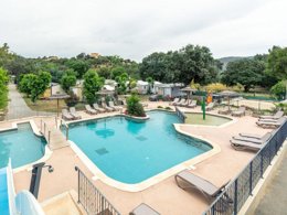 Camping Pas Cher vous présente avec son site Officiel campingpascher.fr, le Camping Lou Cabasson classé 3 étoiles, situé sur la commune de Bormes Les Mimosas dans le département Var (Provence Alpes Côte D'azur) en France. Le camping Lou Cabasson, vous présente un hébergement de type mobil-home de 35 m² pour 8 personnes avec climatisation. Le camping Lou Cabasson vous propose du sam. 25 avril au sam. 02 mai 2026 pour 7 nuits à 880€. Cette location propose 130 dates différentes pour réserver votre séjour. Découvrez également les 16 autres gammes d'hébergements du camping. Les Avis clients pour le Camping Lou Cabasson sont excellents avec une note moyenne de 8 sur 10. Piscine extérieure, Animations familiales, Aire de jeux enfants, Ping-pong, Randonnée, Dépôt de pain, Pizzeria, Restaurant,... En savoir plus : cliquez-ICI.