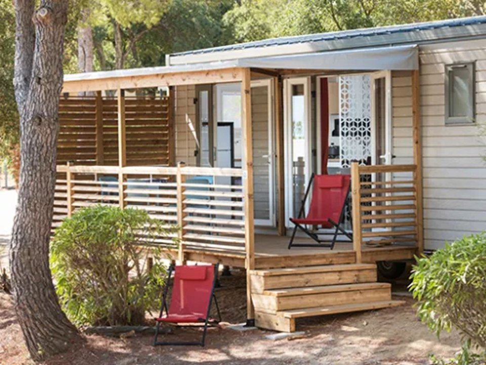 Camping Pas Cher vous présente avec son site Officiel campingpascher.fr, le Camping Le Parc De Bormes classé 3 étoiles, situé sur la commune de Bormes Les Mimosas dans le département Var (Provence-alpes-côte D'azur) en France. Le camping Le Parc De Bormes vous propose un hébergement de type mobil-home de 34 m² pour 8 personnes avec climatisation. L'établissement vous propose 3 autres types d'hébergements. Découvrez tous nos séjours à petits prix dans la commune et aux alentours de Bormes Les Mimosas du département : Var (Provence-alpes-côte D'azur). Les Avis clients pour le Camping Le Parc De Bormes sont excellents avec une note moyenne de 8 sur 10. Mer, Piscine extérieure, Animations familiales, Club ados, Club enfants, Aire de jeux enfants, Centre équestre, Court de tennis, Golf, Jet-ski, Paddle, Parcours sportif, Ping-pong, Plongée, Pétanque, Structure gonflable enfants, Terrain de beach-volley, Terrain multisports, Dépôt de pain, Restaurant, Snack/Bar, Épicerie,... En savoir plus : cliquez-ICI.