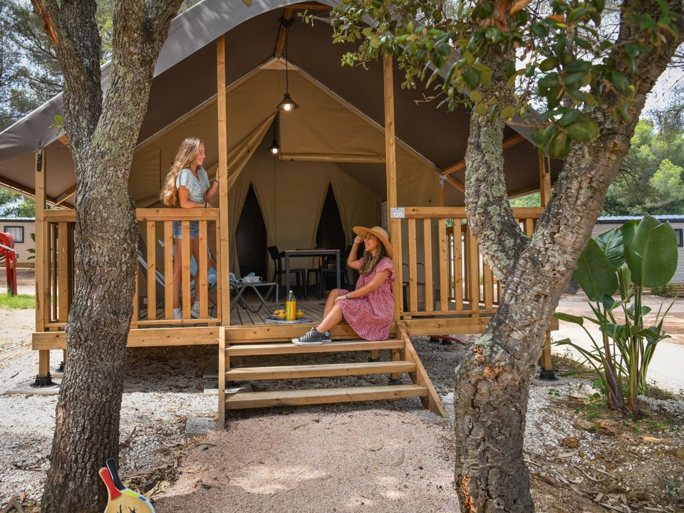 Camping Pas Cher vous présente avec son site Officiel campingpascher.fr, le Camping Le Parc De Bormes classé 3 étoiles, situé sur la commune de Bormes Les Mimosas dans le département Var (Provence-alpes-côte D'azur) en France. Le camping Le Parc De Bormes vous propose un hébergement de type lodge de 23 m². L'établissement vous propose 3 autres types d'hébergements. Découvrez tous nos séjours à petits prix dans la commune et aux alentours de Bormes Les Mimosas du département : Var (Provence-alpes-côte D'azur). Les Avis clients pour le Camping Le Parc De Bormes sont excellents avec une note moyenne de 8 sur 10. Mer, Piscine extérieure, Animations familiales, Club ados, Club enfants, Aire de jeux enfants, Centre équestre, Court de tennis, Golf, Jet-ski, Paddle, Parcours sportif, Ping-pong, Plongée, Pétanque, Structure gonflable enfants, Terrain de beach-volley, Terrain multisports, Dépôt de pain, Restaurant, Snack/Bar, Épicerie,... En savoir plus : cliquez-ICI.