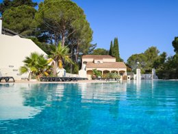 Camping Pas Cher vous présente avec son site Officiel campingpascher.fr, le Camping Le Parc De Bormes classé 3 étoiles, situé sur la commune de Bormes Les Mimosas dans le département Var (Provence Alpes Côte D'azur) en France. Le camping Le Parc De Bormes, vous présente un hébergement de type lodge de 23 m². Le camping Le Parc De Bormes vous propose du sam. 13 juin au sam. 20 juin 2026, en promotion à -25% pour 7 nuits à 309 € au lieu de 413,0 € soit une Économie de 104 €. Cette location propose 14 dates différentes pour réserver votre séjour. Découvrez également les 2 autres gammes d'hébergements du camping. Les Avis clients pour le Camping Le Parc De Bormes sont excellents avec une note moyenne de 8 sur 10. Mer, Piscine extérieure, Animations familiales, Club ados, Club enfants, Aire de jeux enfants, Centre équestre, Court de tennis, Golf, Jet-ski, Paddle, Parcours sportif, Ping-pong, Plongée, Pétanque, Structure gonflable enfants, Terrain de beach-volley, Terrain multisports, Dépôt de pain, Restaurant, Snack/Bar, Épicerie,... En savoir plus : cliquez-ICI.