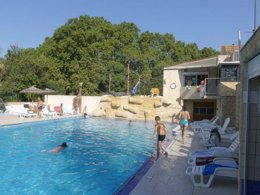 Camping Pas Cher vous présente avec son site Officiel campingpascher.fr, le Camping Vert Gapeau classé 4 étoiles, situé sur la commune de Hyères dans le département Var (Provence Alpes Côte D'azur) en France. Le camping Vert Gapeau, vous présente un hébergement de type mobil-home de 35 m² avec climatisation et télévision. Le camping Vert Gapeau vous propose du jeudi 11 juin au jeudi 18 juin 2026 avec un DÉPART DEMAIN pour 7 nuits à 540€. Cette location propose 25 dates différentes pour réserver votre séjour. Découvrez également les 10 autres gammes d'hébergements du camping. Piscine extérieure, Animations familiales, Club enfants, Parcours sportif, Pétanque, Structure gonflable enfants, Terrain multisports, Bar, Restaurant, Épicerie,... En savoir plus : cliquez-ICI.