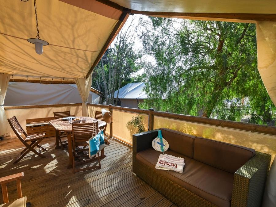 Camping Pas Cher vous présente avec son site Officiel campingpascher.fr, le Camping Les Mimosas classé 3 étoiles, situé sur la commune de Le Lavandou dans le département Var (Provence Alpes Côte D'azur) en France. Le camping Les Mimosas, vous présente un hébergement de type lodge. Le camping Les Mimosas vous proposeun séjour PAS CHER avec une REMISEdu dimanche 07 juin au dimanche 14 juin 2026, en promotion à -30% pour 7 nuits à 340,90 € au lieu de 487,0 € soit une Économie de 146,10 €. Cette location propose 54 dates différentes pour réserver votre séjour. Découvrez également les 1 autres gammes d'hébergements du camping. Les Avis clients pour le Camping Les Mimosas sont excellents avec une note moyenne de 8 sur 10. Mer, Animations familiales, Club ados, Club enfants, Aire de jeux enfants, Canoë-kayak, Centre équestre, Court de tennis, Cyclisme, Golf, Jet-ski, Paddle, Ping-pong, Planche à voile, Plongée, Pédalo, Pétanque, Randonnée, Terrain de football, Terrain de volley-ball, Terrain multisports, Bar, Dépôt de pain, Snack/Bar, Supermarché, Épicerie,... En savoir plus : cliquez-ICI.