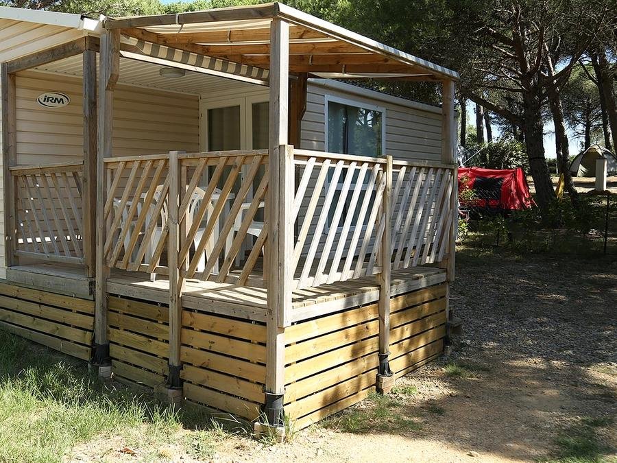 Camping Pas Cher vous présente avec son site Officiel campingpascher.fr, le Camping Figurotta classé 3 étoiles, situé sur la commune de Bizanet dans le département Aude (Languedoc Roussillon) en France. Le camping Figurotta, vous présente un hébergement de type mobil-home de 32 m² pour 4 personnes avec climatisation. Le camping Figurotta vous propose du vendredi 05 juin au vendredi 12 juin 2026 avec une PROMO de DERNIÈRE MINUTE, en promotion à -18% pour 7 nuits à 448,80 € au lieu de 550,8 € soit une Économie de 102 €. Cette location propose 100 dates différentes pour réserver votre séjour. Découvrez également les 7 autres gammes d'hébergements du camping. Les Avis clients pour le Camping Figurotta sont excellents avec une note moyenne de 8 sur 10. Piscine extérieure, Animations familiales, Aire de jeux enfants, Baby-foot, Parcours sportif, Ping-pong, Pétanque, Salle de jeux vidéo, Bar, Dépôt de pain, Snack/Bar, Épicerie,... En savoir plus : cliquez-ICI.
