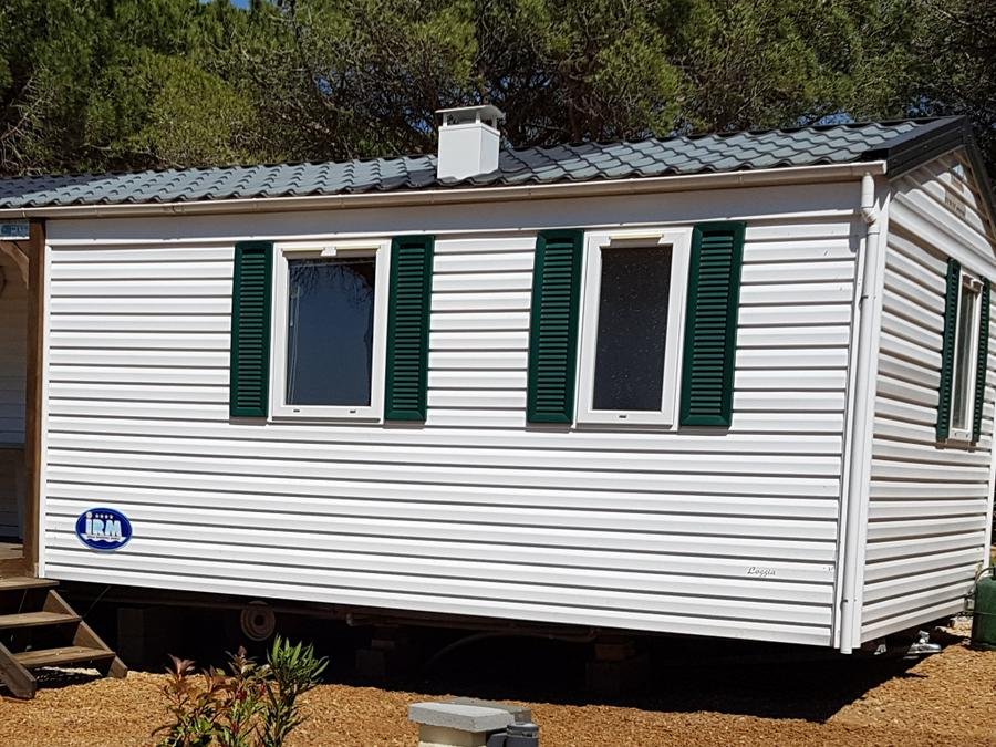 Camping Pas Cher vous présente avec son site Officiel campingpascher.fr, le Camping Figurotta classé 3 étoiles, situé sur la commune de Bizanet dans le département Aude (Languedoc Roussillon) en France. Le camping Figurotta, vous présente un hébergement de type mobil-home de 32 m² pour 1 personne avec climatisation et télévision. Le camping Figurotta vous propose du sam. 06 juin au sam. 13 juin 2026, en promotion à -18% pour 7 nuits à 387,20 € au lieu de 475,2 € soit une Économie de 88 €. Cette location propose 78 dates différentes pour réserver votre séjour. Découvrez également les 7 autres gammes d'hébergements du camping. Les Avis clients pour le Camping Figurotta sont excellents avec une note moyenne de 8 sur 10. Piscine extérieure, Animations familiales, Aire de jeux enfants, Baby-foot, Parcours sportif, Ping-pong, Pétanque, Salle de jeux vidéo, Bar, Dépôt de pain, Snack/Bar, Épicerie,... En savoir plus : cliquez-ICI.