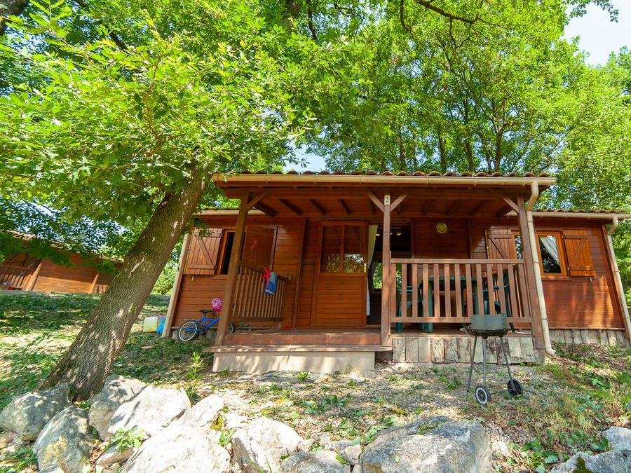 Camping Pas Cher vous présente avec son site Officiel campingpascher.fr, le Camping Sites Et Paysages - Le Moulin classé 4 étoiles, situé sur la commune de Martres Tolosane dans le département Haute-garonne (Midi Pyrénées) en France. Le camping Sites Et Paysages - Le Moulin, vous présente un hébergement de type chalet de 32 m² avec climatisation et télévision. Le camping Sites Et Paysages - Le Moulin vous propose du dimanche 11 octobre au dimanche 18 octobre 2026, en promotion à -9% pour 7 nuits à 307 € au lieu de 340,0 € soit une Économie de 33 €. Cette location propose 2 dates différentes pour réserver votre séjour. Découvrez également les 9 autres gammes d'hébergements du camping. Les Avis clients pour le Camping Sites Et Paysages - Le Moulin sont excellents avec une note moyenne de 8 sur 10. Lac, Bassin enfant, Piscine extérieure, Animation ados, Animation enfants, Animations familiales, Aire de jeux enfants, Baby-foot, Canoë-kayak, Centre équestre, Court de tennis, Cyclisme, Golf, Parcours sportif, Ping-pong, Planche à voile, Pétanque, Randonnée, Salle de fitness, Salle de jeux vidéo, Structure gonflable enfants, Terrain de basketball, Terrain de football, Terrain de volley-ball, Tir à l’arc, Trampoline, Voile, Bar, Boulangerie, Brasserie, Bureau de tabac, Dépôt de pain, Food truck, Plats à emporter, Restaurant, Station-service, Supermarché, Épicerie,... En savoir plus : cliquez-ICI.