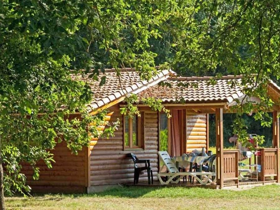 Camping Pas Cher vous présente avec son site Officiel campingpascher.fr, le Camping Sites Et Paysages - Le Moulin classé 4 étoiles, situé sur la commune de Martres Tolosane dans le département Haute-garonne (Midi Pyrénées) en France. Le camping Sites Et Paysages - Le Moulin vous propose un hébergement de type chalet de 35 m² pour 8 personnes avec climatisation (télévision). L'établissement vous propose 15 autres types d'hébergements. Découvrez tous nos séjours à petits prix dans la commune et aux alentours de Martres Tolosane du département : Haute-garonne (Midi Pyrénées). Les Avis clients pour le Camping Sites Et Paysages - Le Moulin sont excellents avec une note moyenne de 8 sur 10. Lac, Bassin enfant, Piscine extérieure, Animation ados, Animation enfants, Animations familiales, Aire de jeux enfants, Baby-foot, Canoë-kayak, Centre équestre, Court de tennis, Cyclisme, Golf, Parcours sportif, Ping-pong, Planche à voile, Pétanque, Randonnée, Salle de fitness, Salle de jeux vidéo, Structure gonflable enfants, Terrain de basketball, Terrain de football, Terrain de volley-ball, Tir à l’arc, Trampoline, Voile, Bar, Boulangerie, Brasserie, Bureau de tabac, Dépôt de pain, Food truck, Plats à emporter, Restaurant, Station-service, Supermarché, Épicerie,... En savoir plus : cliquez-ICI.