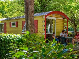 Camping Pas Cher vous présente avec son site Officiel campingpascher.fr, le Camping Sites Et Paysages - Le Moulin classé 4 étoiles, situé sur la commune de Martres Tolosane dans le département Haute-garonne (Midi Pyrénées) en France. Le camping Sites Et Paysages - Le Moulin, vous présente un hébergement de type hébergement insolite de 18 m² pour 4 personnes avec climatisation et télévision. Le camping Sites Et Paysages - Le Moulin vous propose du dimanche 08 novembre au dimanche 15 novembre 2026, en promotion à -20% pour 7 nuits à 235,20 € au lieu de 294,0 € soit une Économie de 58,80 €. Cette location propose 200 dates différentes pour réserver votre séjour. Découvrez également les 5 autres gammes d'hébergements du camping. Les Avis clients pour le Camping Sites Et Paysages - Le Moulin sont excellents avec une note moyenne de 8 sur 10. Lac, Bassin enfant, Piscine extérieure, Animation ados, Animation enfants, Animations familiales, Aire de jeux enfants, Baby-foot, Canoë-kayak, Centre équestre, Court de tennis, Cyclisme, Golf, Parcours sportif, Ping-pong, Planche à voile, Pétanque, Randonnée, Salle de fitness, Salle de jeux vidéo, Structure gonflable enfants, Terrain de basketball, Terrain de football, Terrain de volley-ball, Tir à l’arc, Trampoline, Voile, Bar, Boulangerie, Brasserie, Bureau de tabac, Dépôt de pain, Food truck, Plats à emporter, Restaurant, Station-service, Supermarché, Épicerie,... En savoir plus : cliquez-ICI.